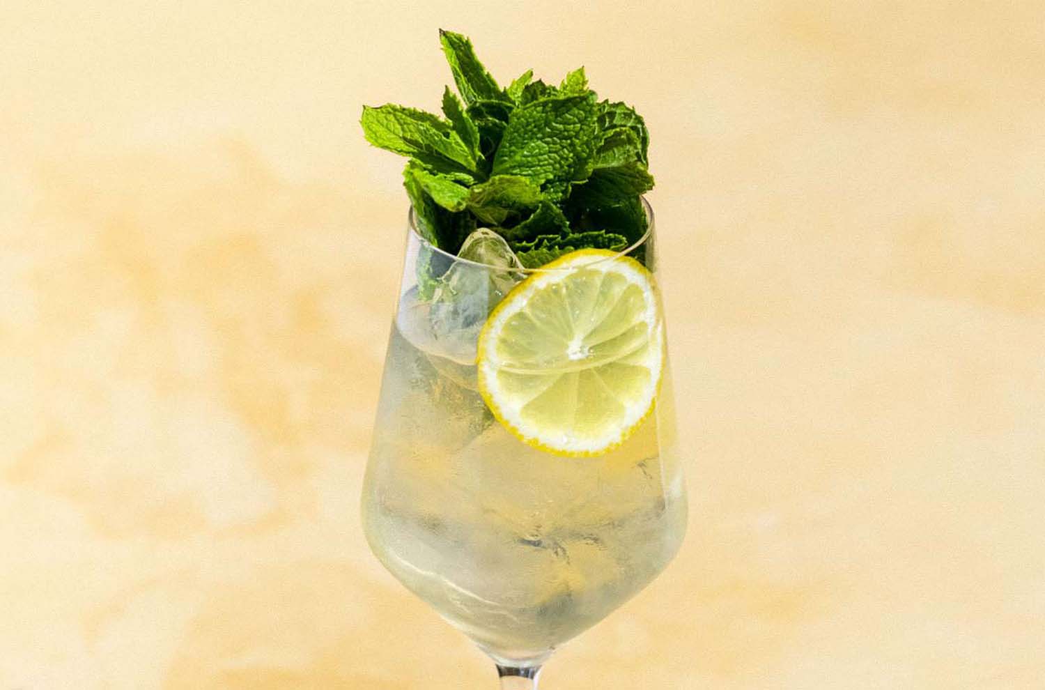 Hugo Spritz cocktail with mint and lemon